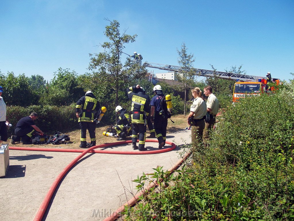 Gartenlaube in Vollbrand Koeln Poll Im Gremberger Waeldchen P261.JPG